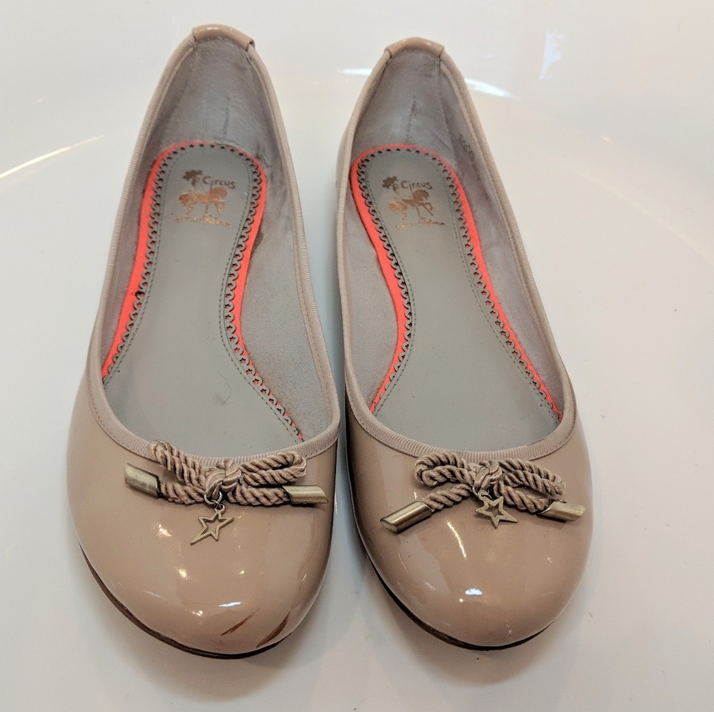 Nude patent bow flats